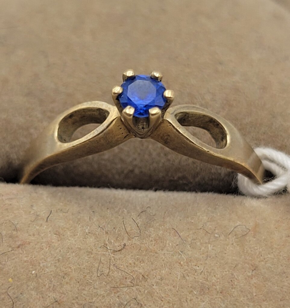 10K gold ring & sapphire stone , size 7.75 (LIND)