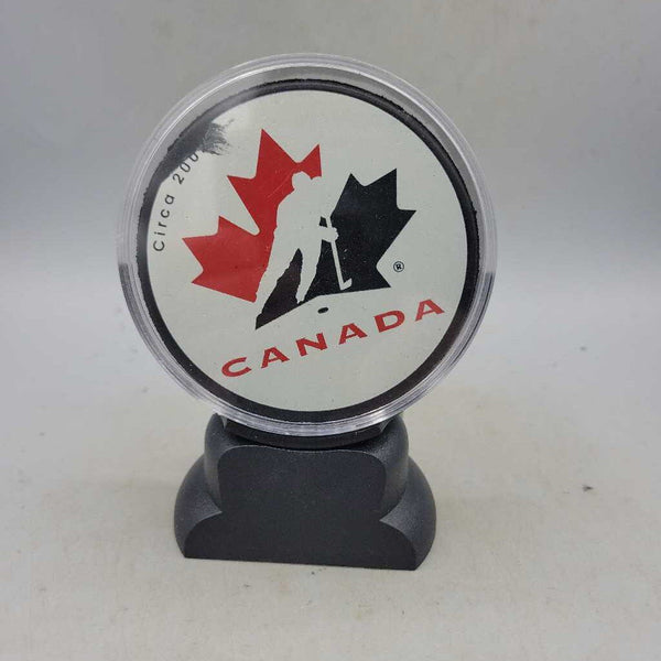 200? Team Canada Hockey Puck in Stand (JAS)