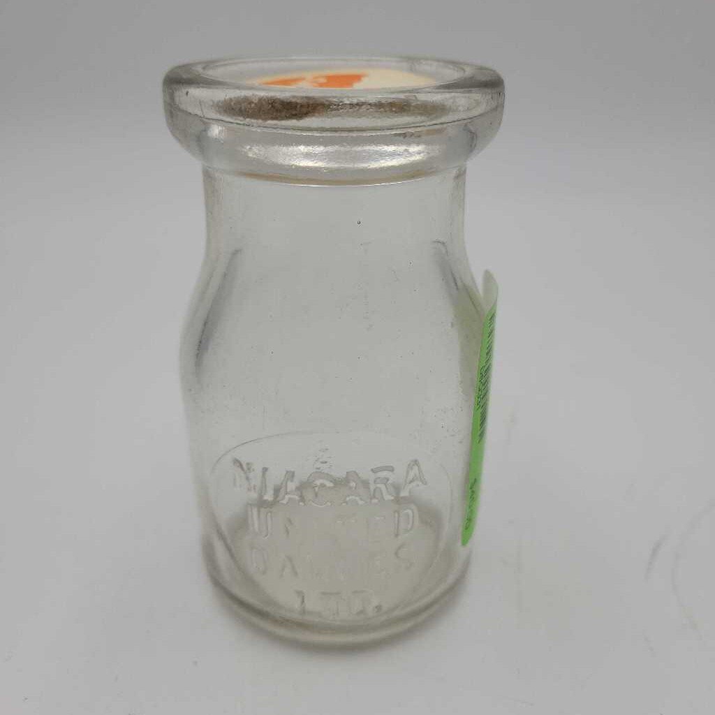 Quarter Pint Milk Bottle United Dairy Niagara (JEF)