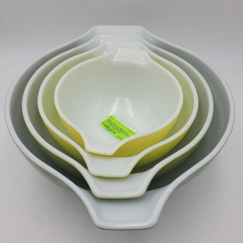 Set of 4 1960s Pyrex Cinderella Nesting Bowls (0721)