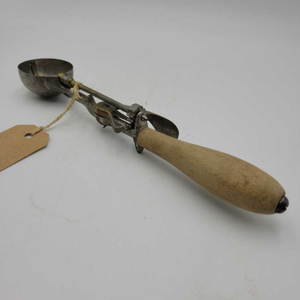 Gilchrist 31 Ice-cream Scoop 1915-1920 Wood Handle (TWS)