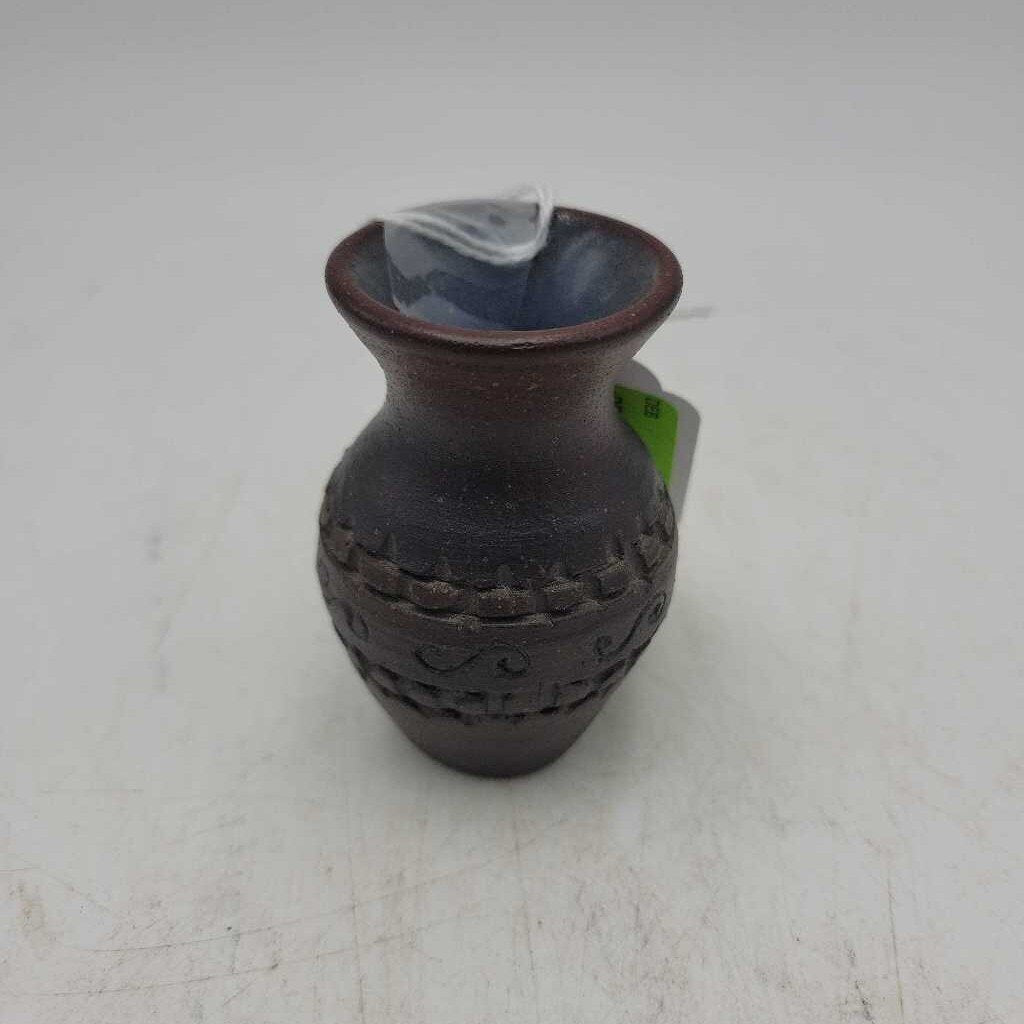 Six Nations Pottery Vase (DEB)