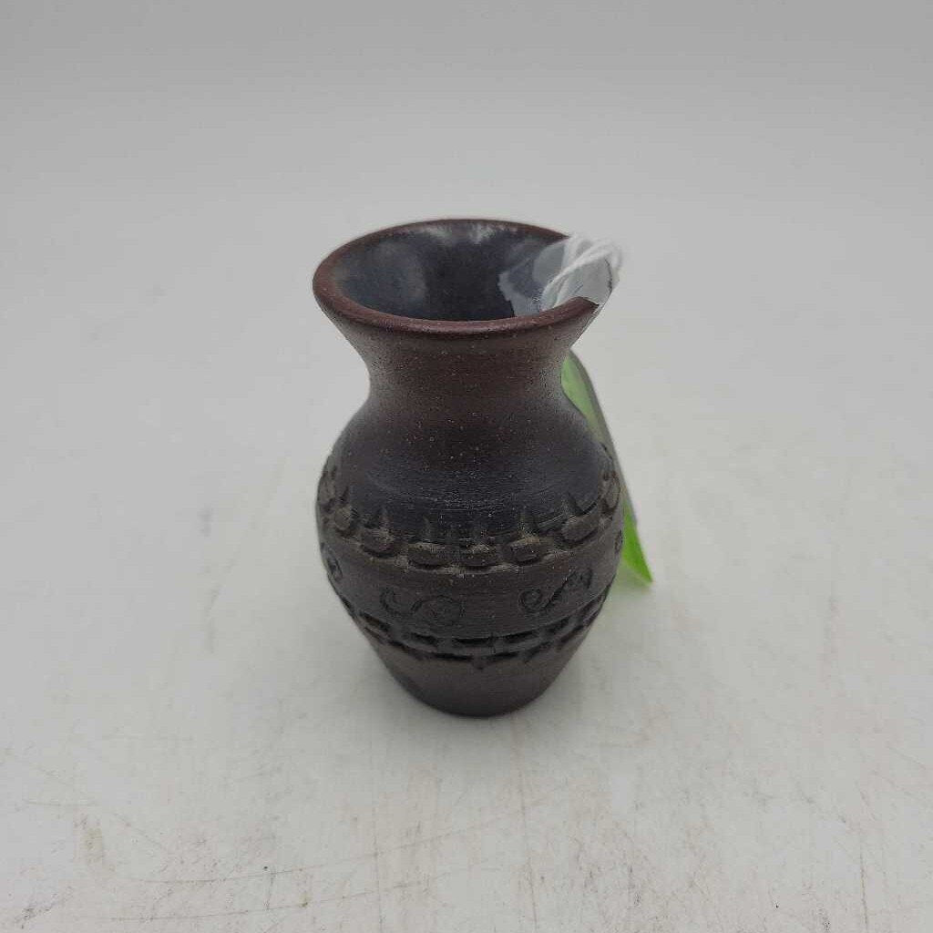 Six Nations Pottery Vase (DEB)