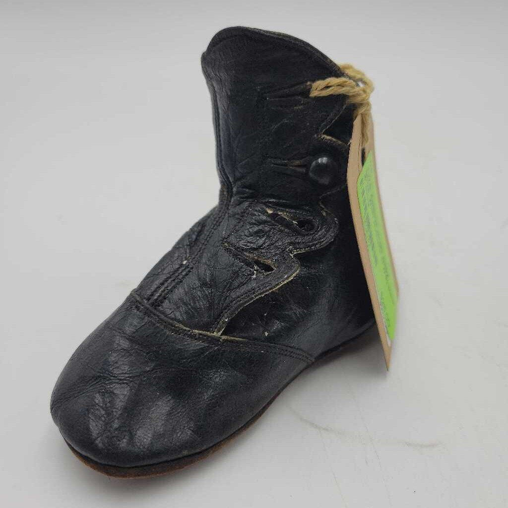 Antique single baby shoe With buttons (TWS)