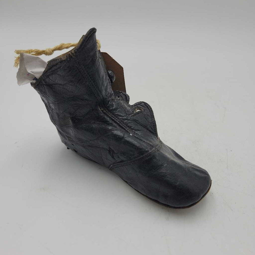 Antique single baby shoe With buttons (TWS)