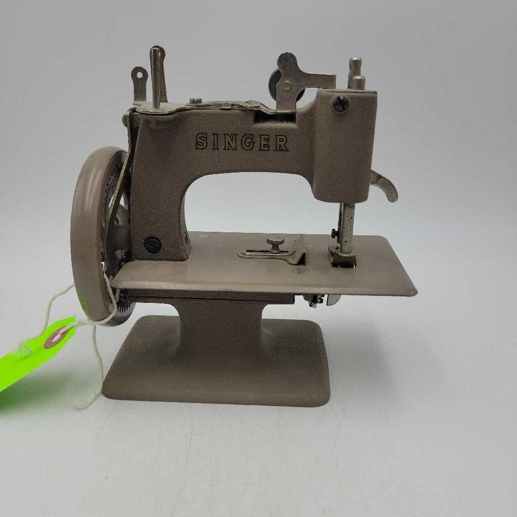 Mini Singer Sewing Machine c.1950 (TWS)