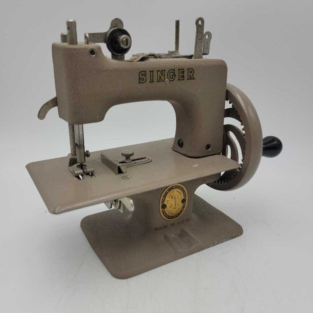 Mini Singer Sewing Machine c.1950 (TWS)