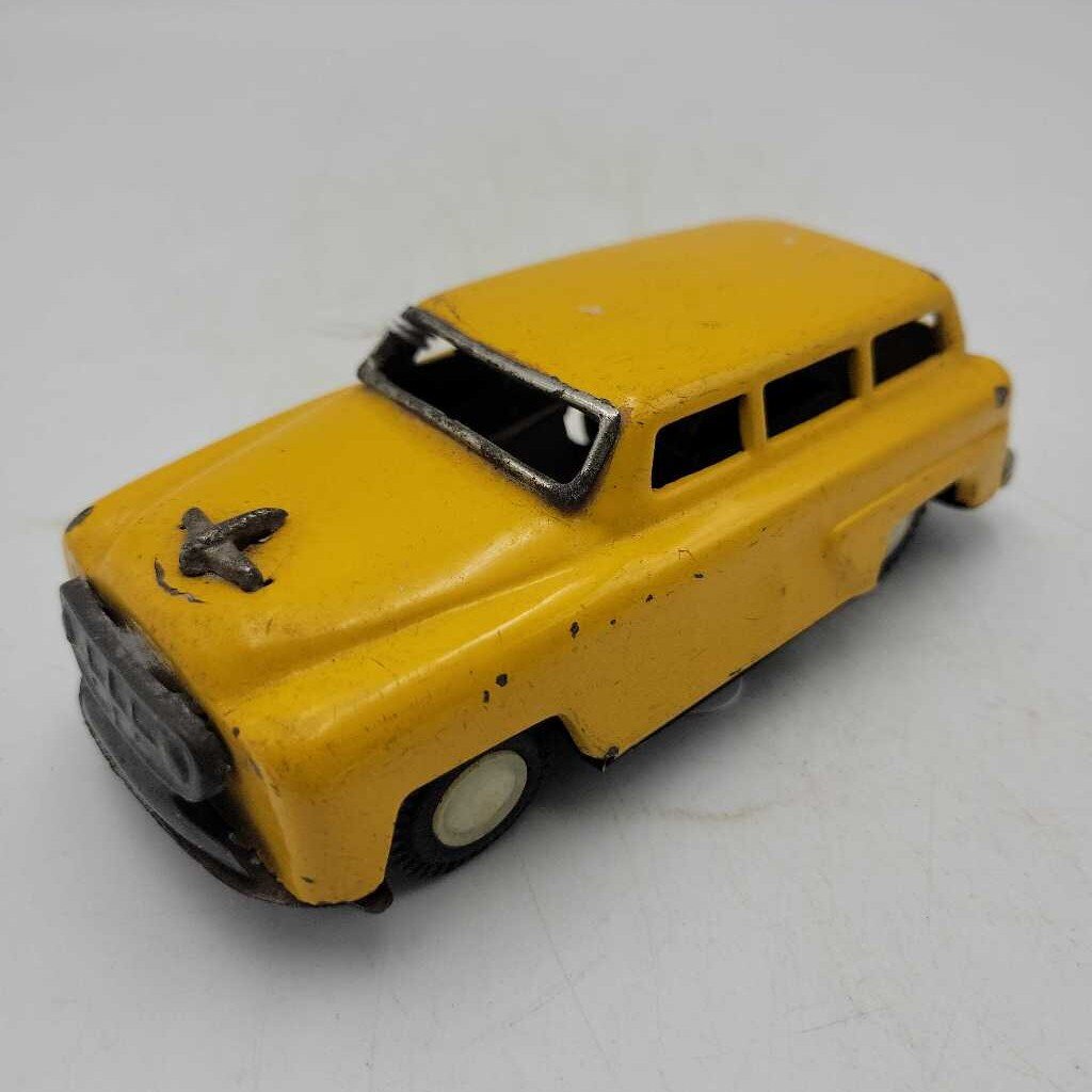 Vintage Tin Station Wagon (GEC)