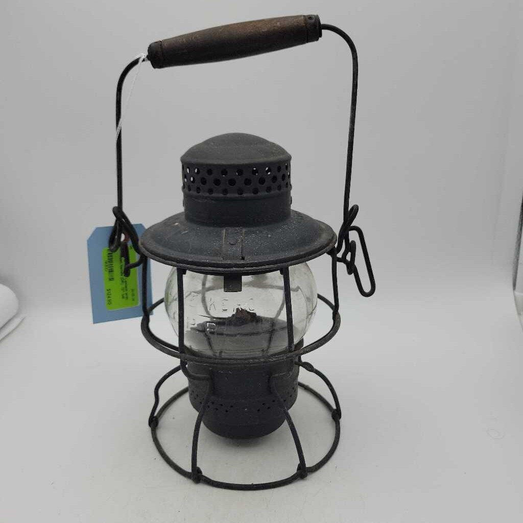 CPR Railway Lantern with Wooden Handle (DR)