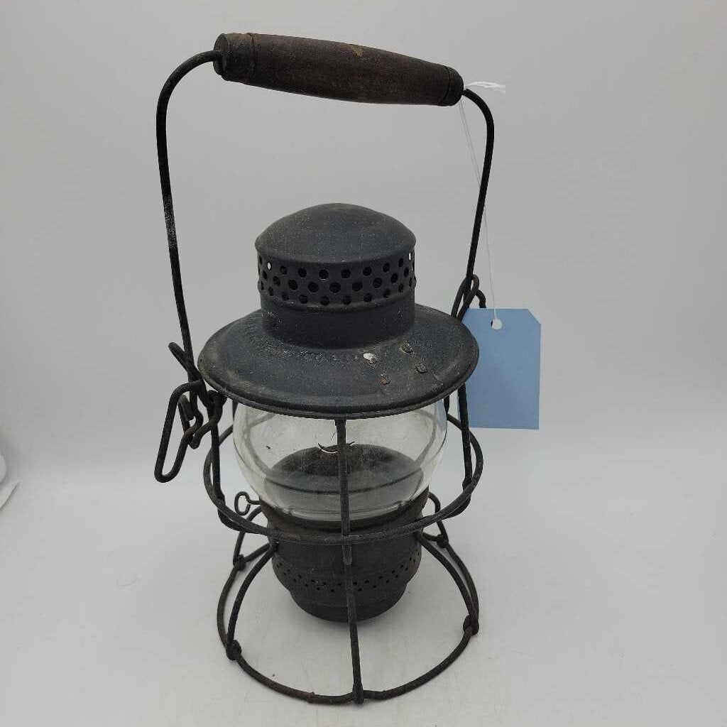 CPR Railway Lantern with Wooden Handle (DR)