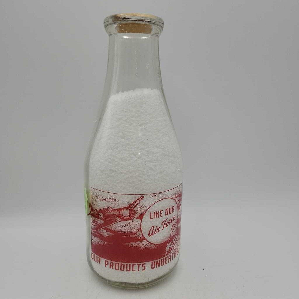 Gracefield Dairy Perth ON. Quart. War slogan Milk bottle (JEF)