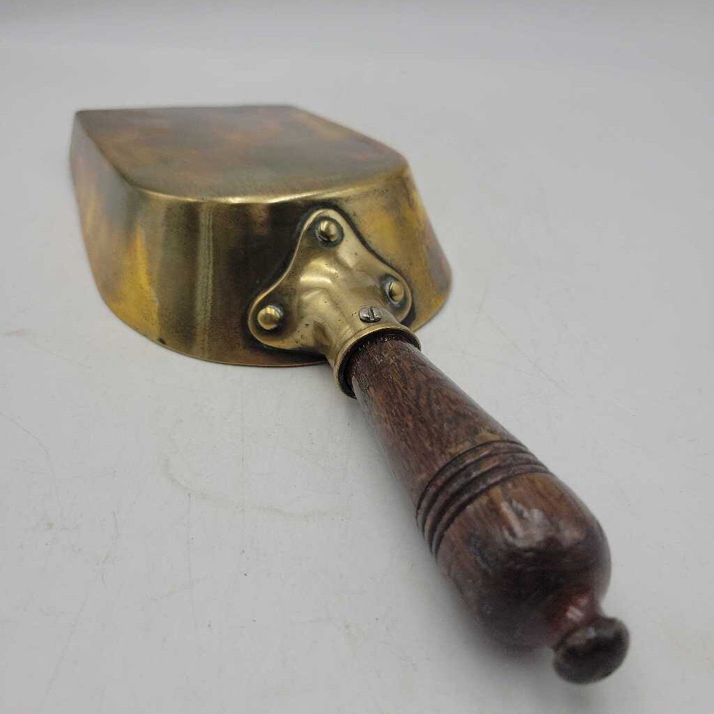 Antique Brass Scoop wooden Handle (JH49)