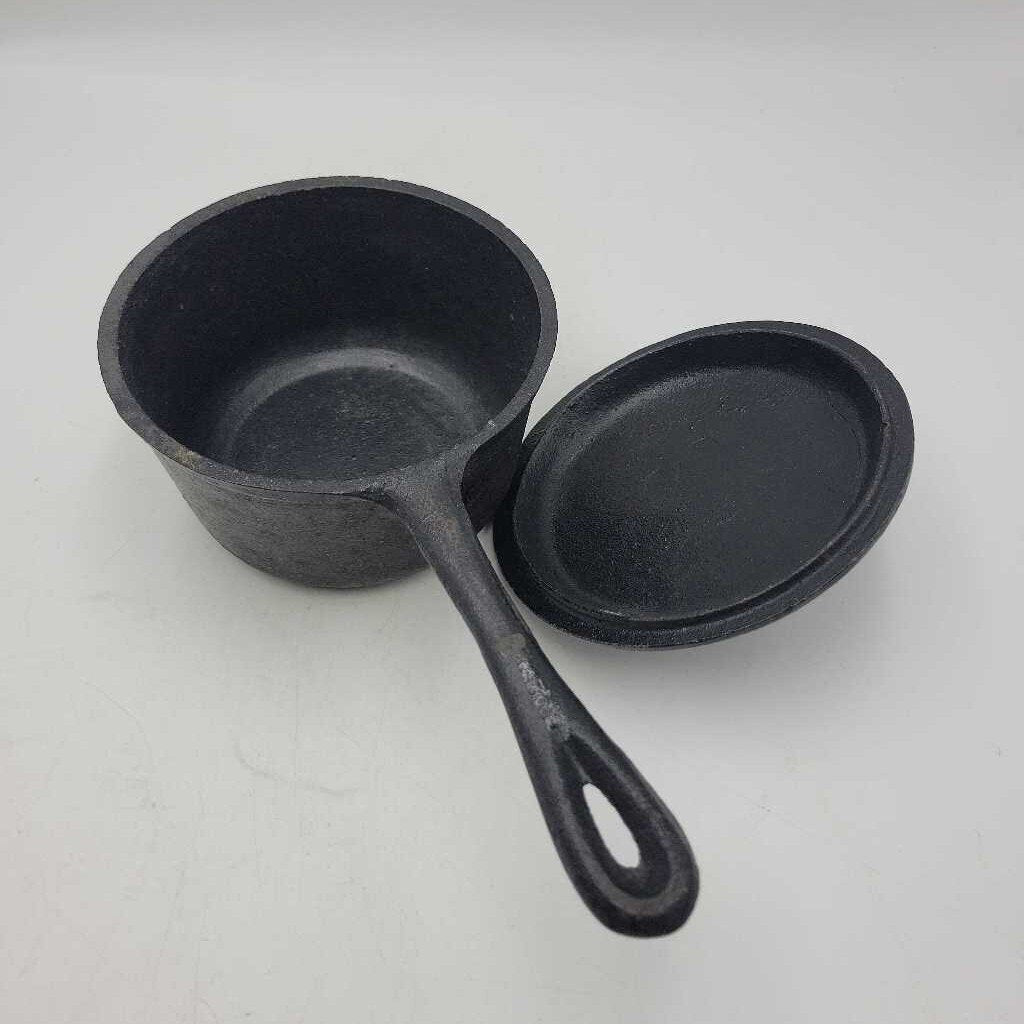 Cast Iron 1 quart covered pot (DMG) 0303