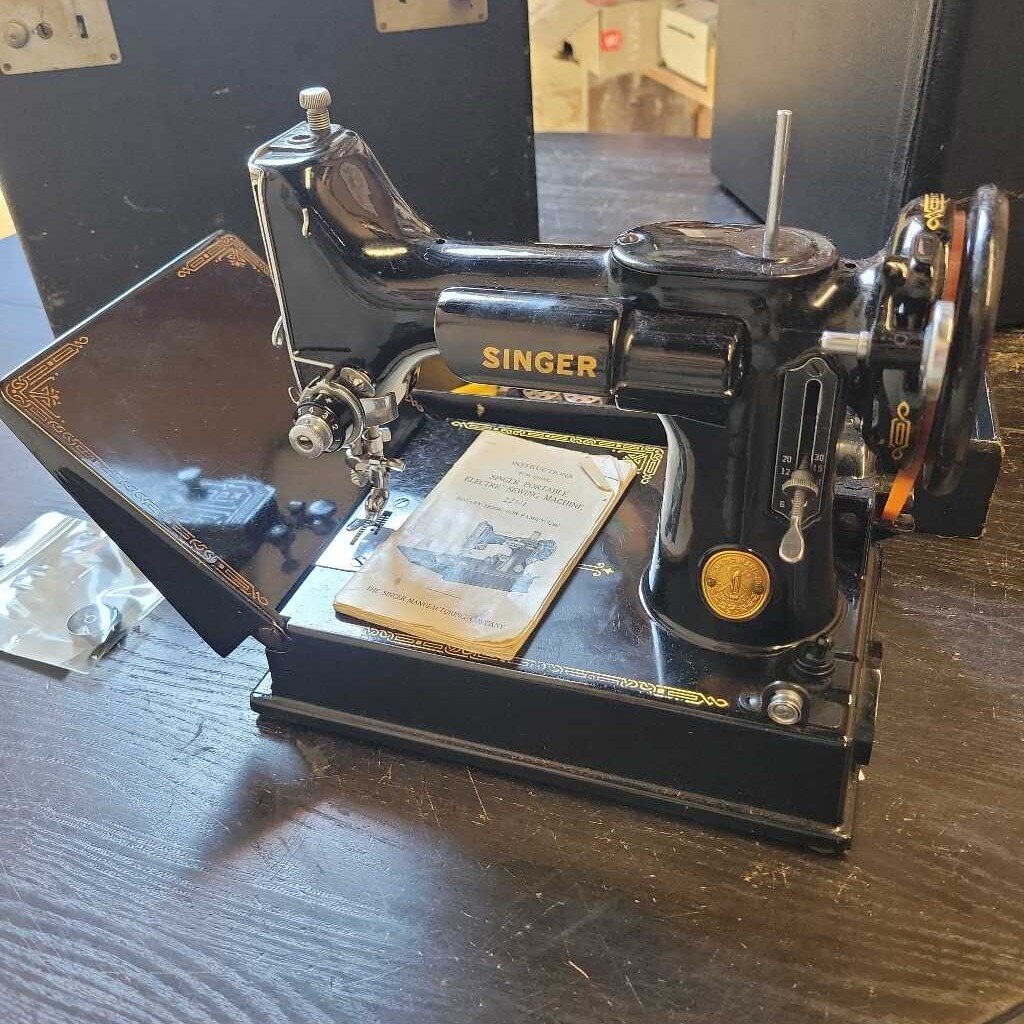 Singer Featherweight as is Motor not working 221 (JAS)