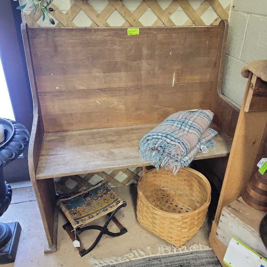 Small wooden pew (US2)