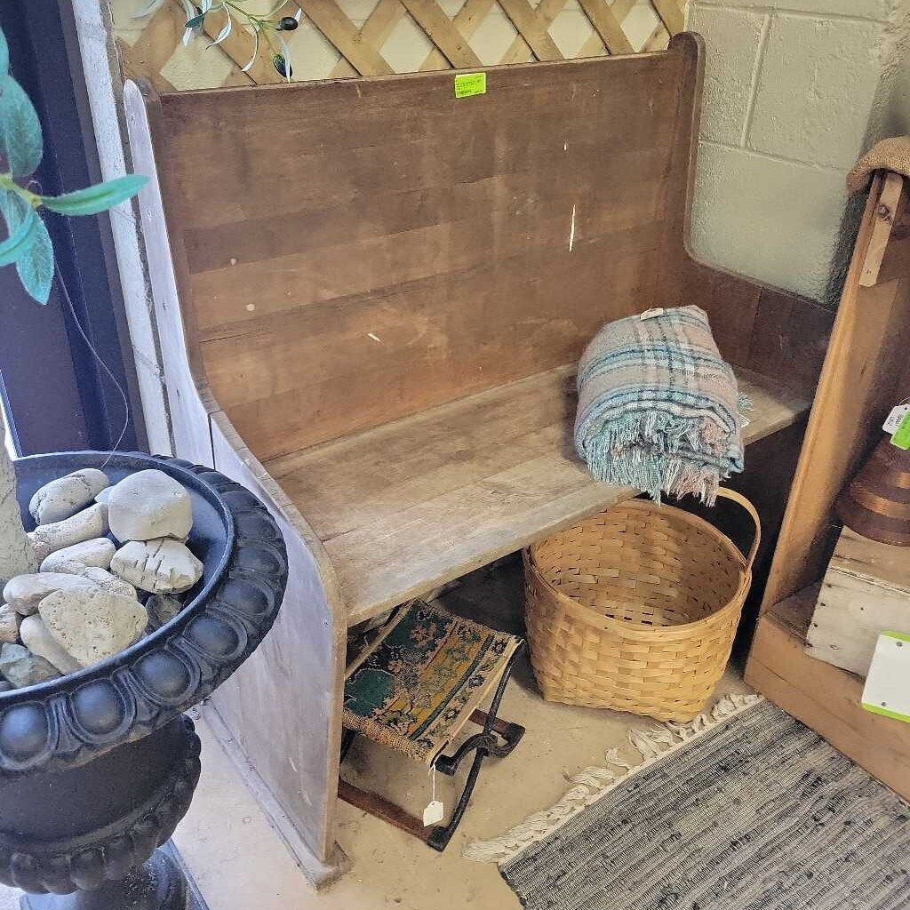 Small wooden pew (US2)