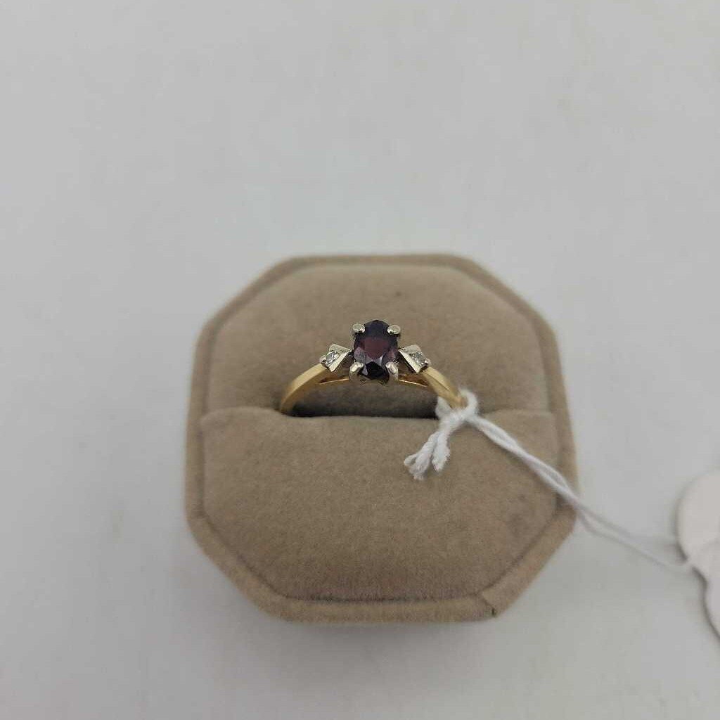 14K gold Ring w. garnet & 2 diamonds (LIND)