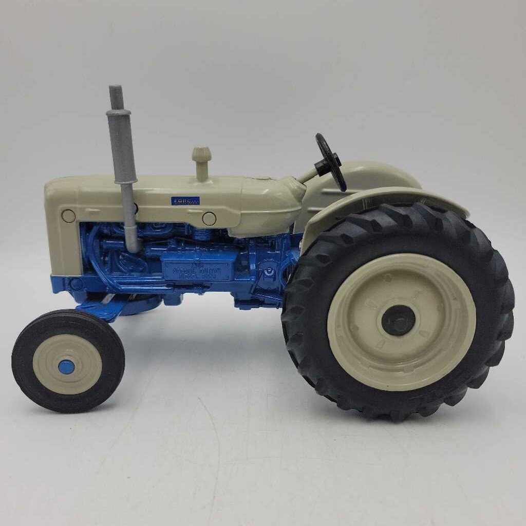 Ford 5000 Tractor Ertl Model in original box (RAE)