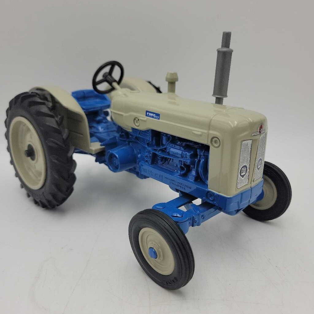 Ford 5000 Tractor Ertl Model in original box (RAE)
