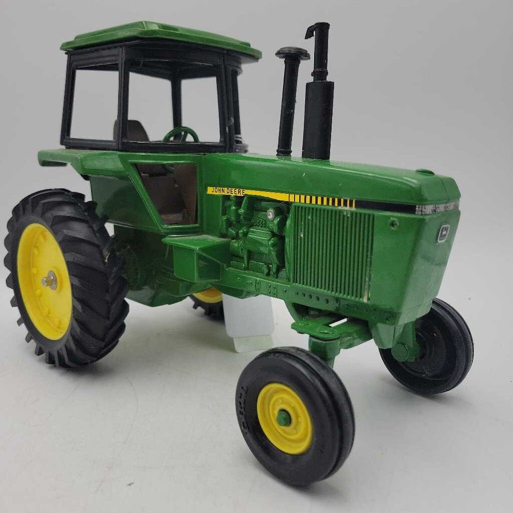 John Deere Tractor Ertl Model (RAE)