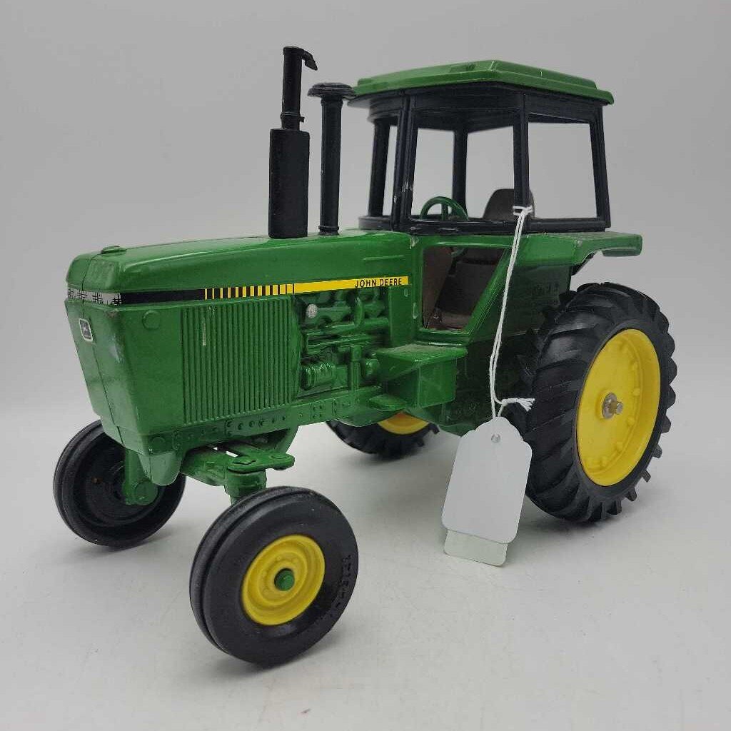 John Deere Tractor Ertl Model (RAE)