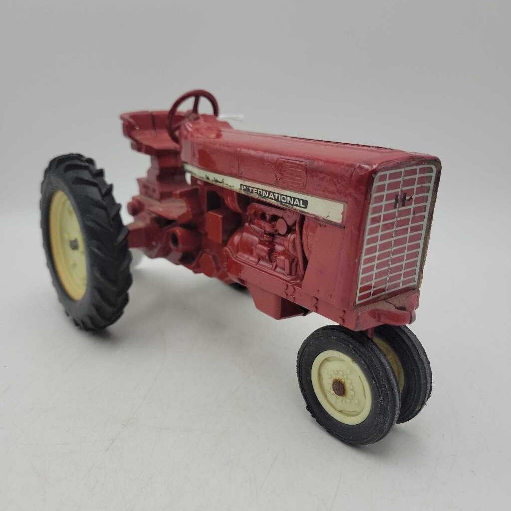 International D Ertl Tractor (RAE)