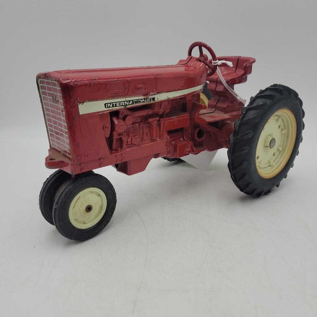 International D Ertl Tractor (RAE)