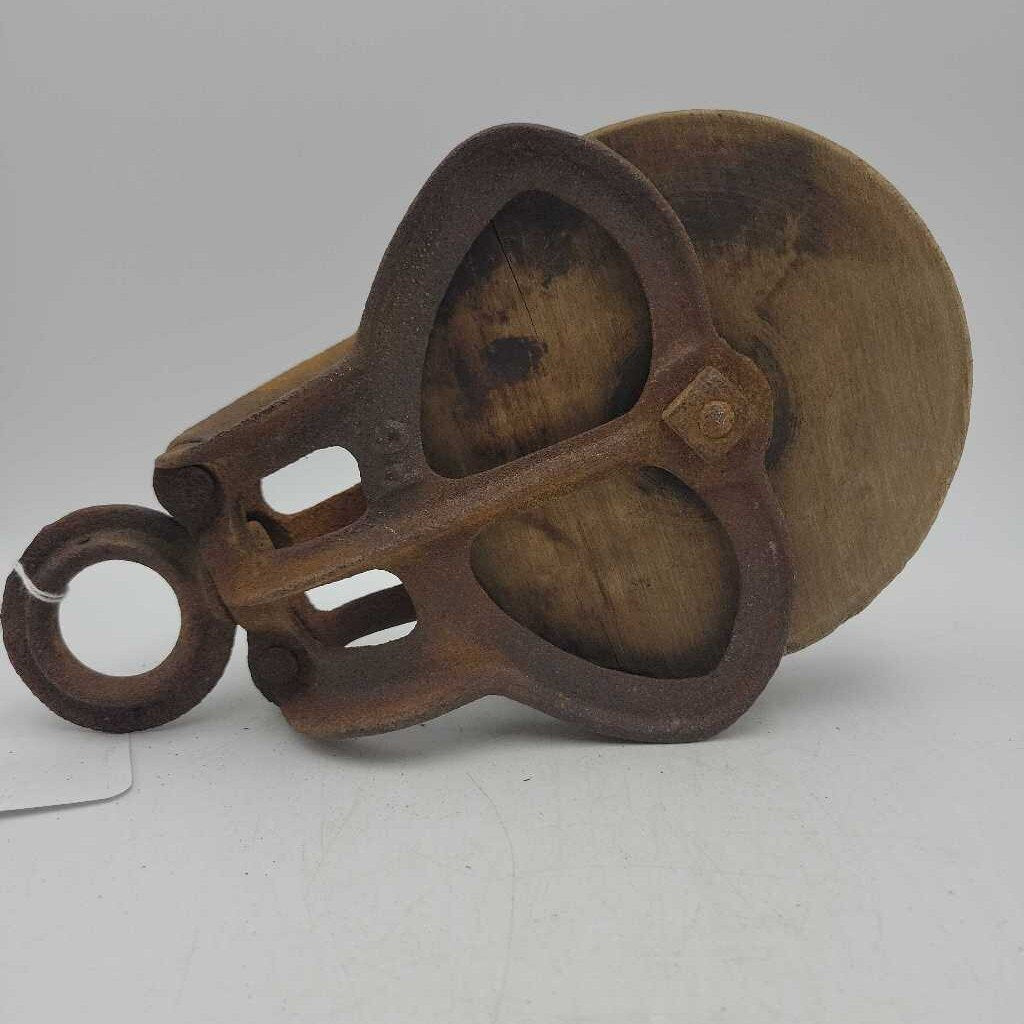 Wooden barn Pulley (GEC)