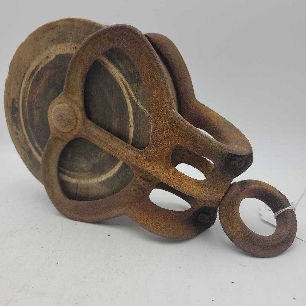 Wooden barn Pulley (GEC)