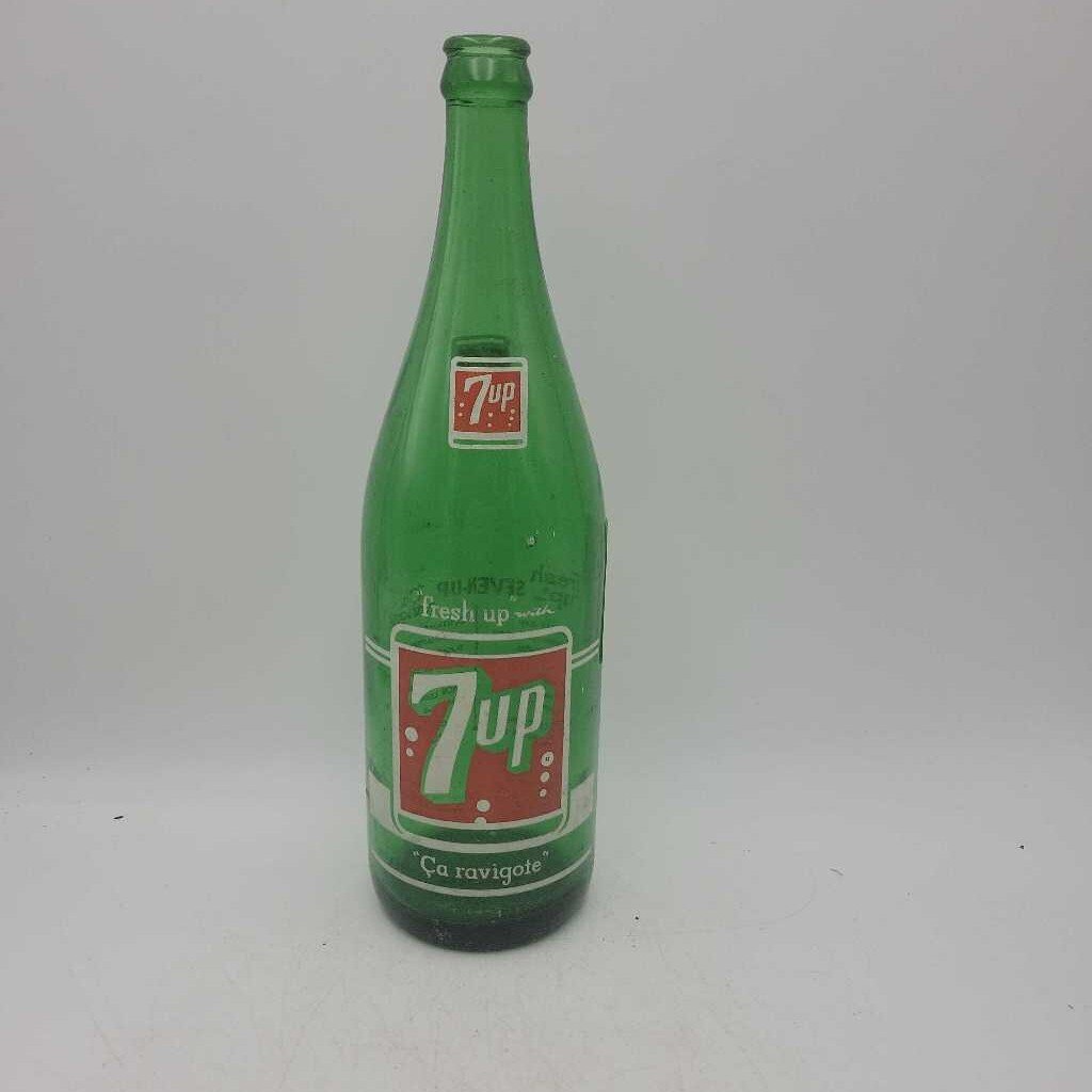 7UP Soda Bottle Quart (JAS)