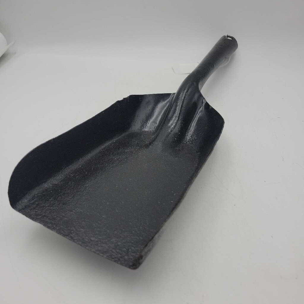 Antique metal coal shovel (BS)