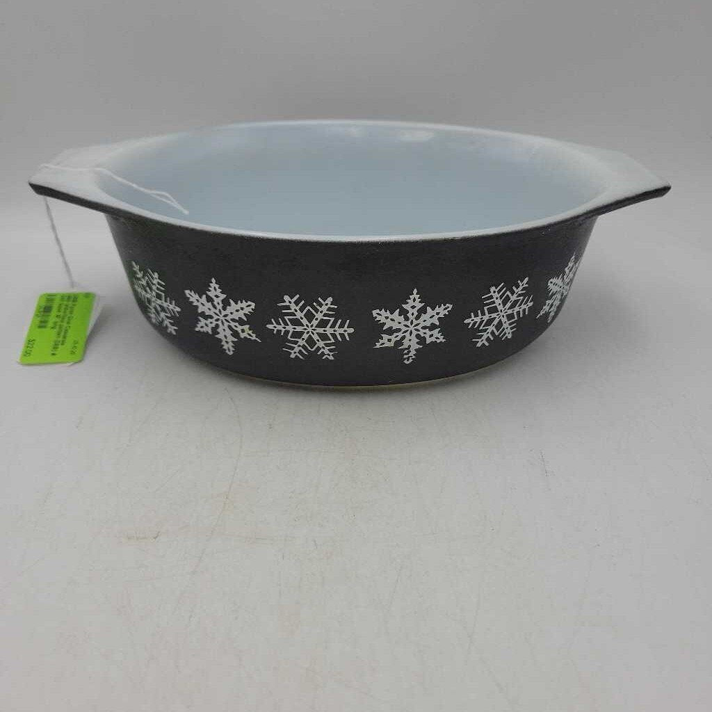 Pyrex Oval Casserole dish snowflake pattern (DEB) # 043