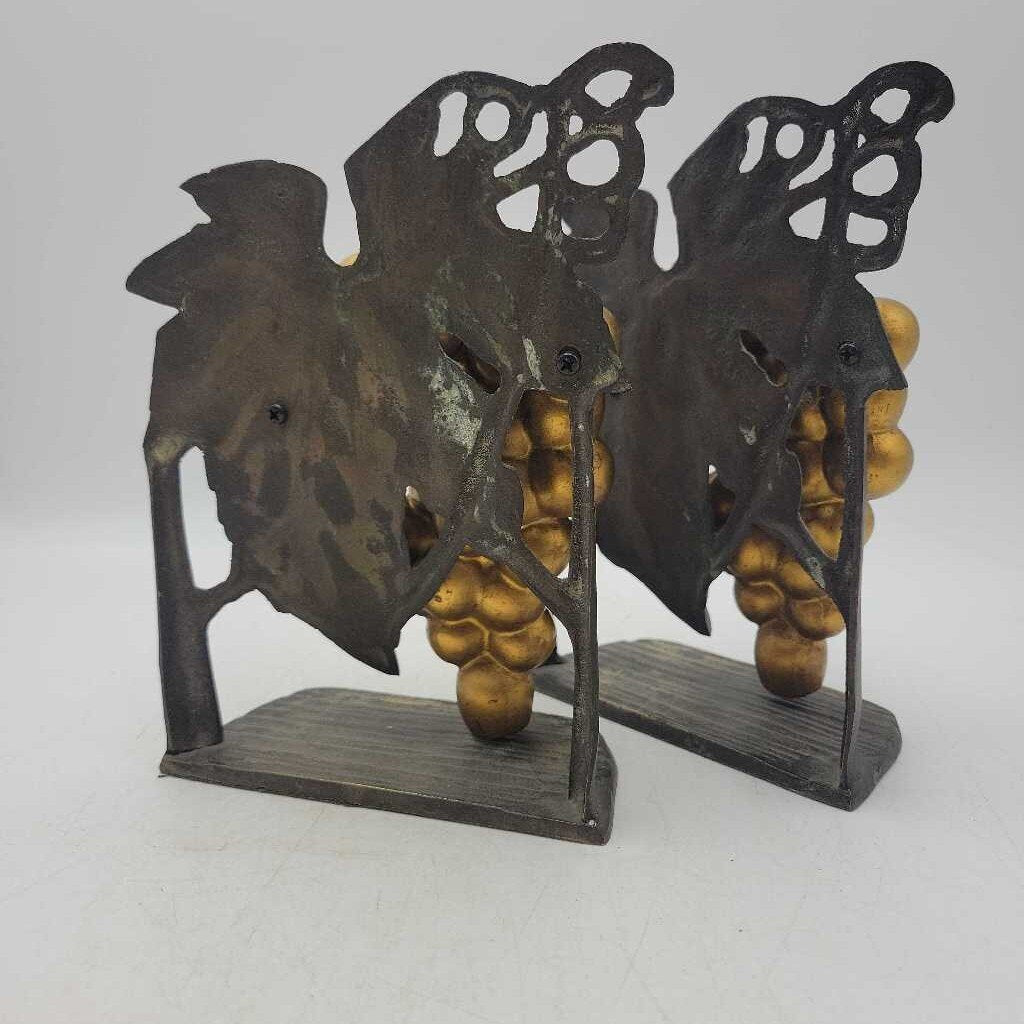 Grape metal Bookends (LIND) N050