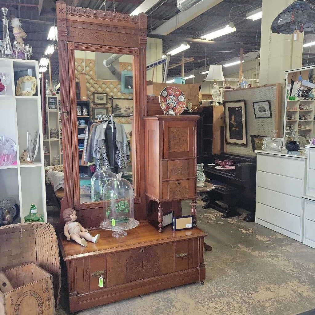 Beautiful Eastlake Gentlemans Dresser w/Swivel Mirror (YVO) (511)