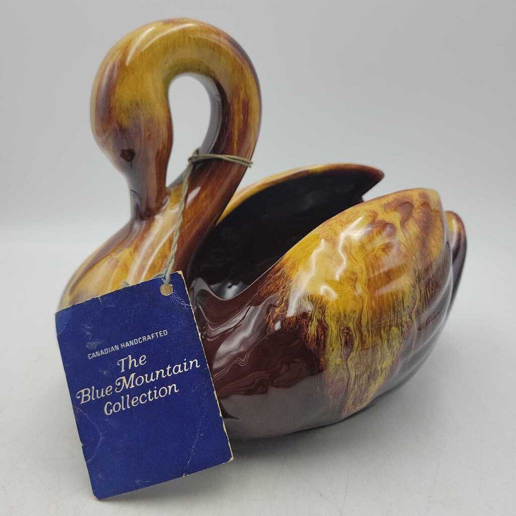 Blue Mountain Pottery Swan (JAS)