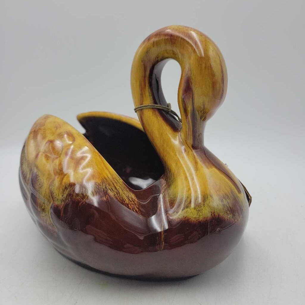 Blue Mountain Pottery Swan (JAS)