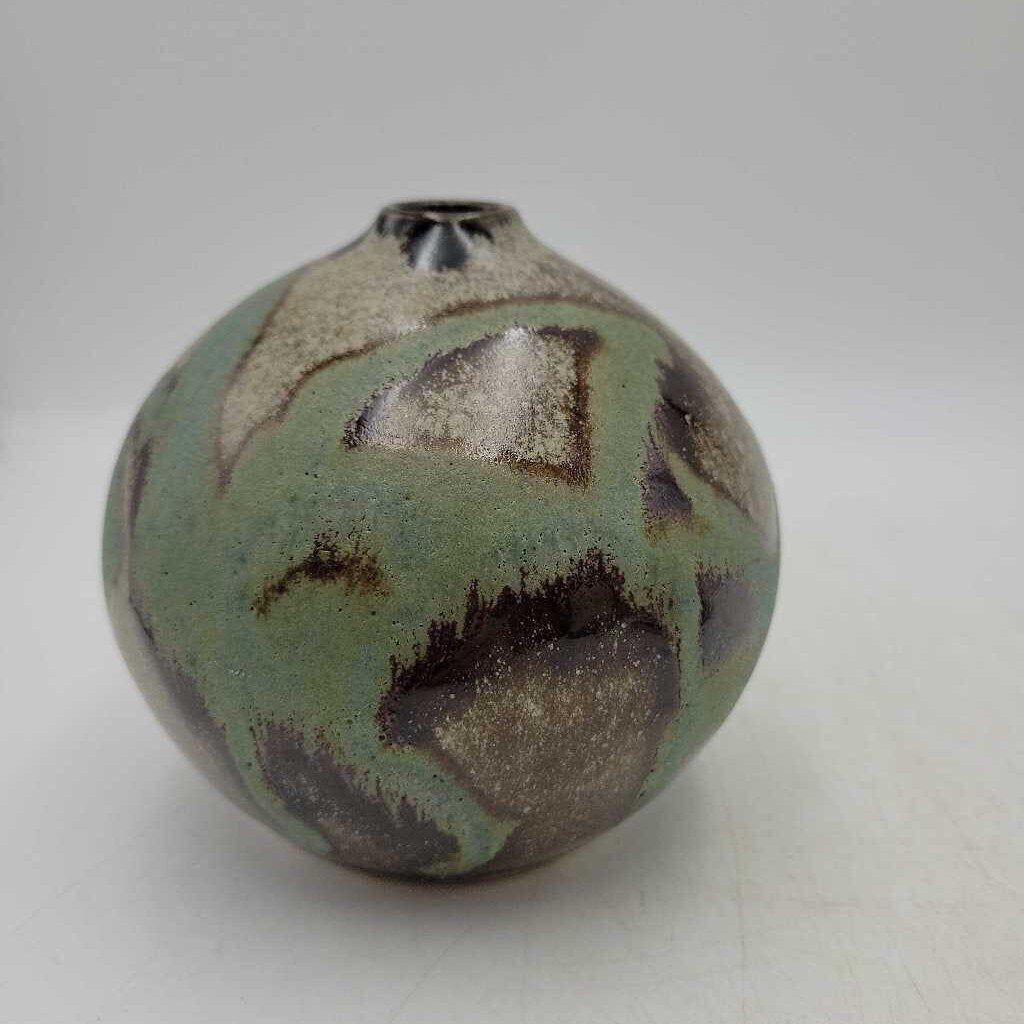Studio pottery vase(JAS)