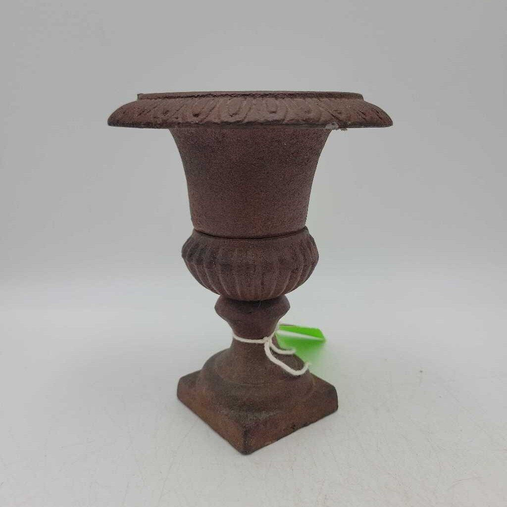 Cast iron urn (US2)