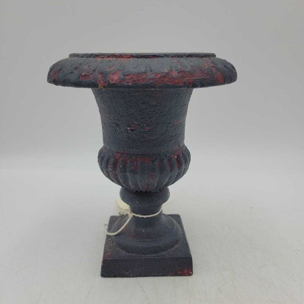 Cast iron urn (US2)