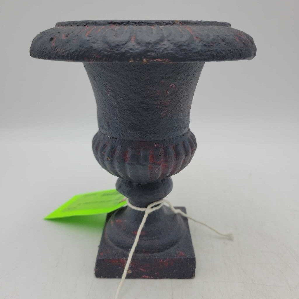 Cast iron urn (US2)