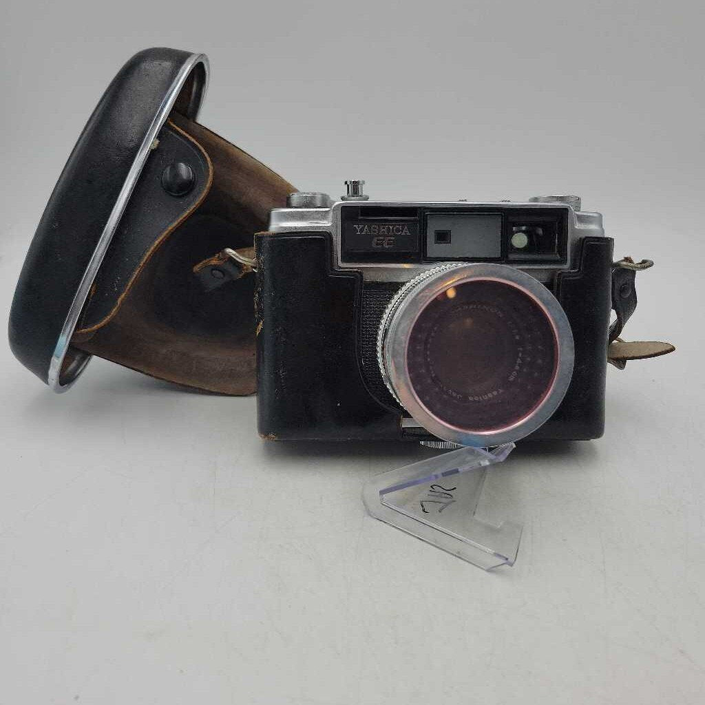 Yashika 35 mm camera (LIND)