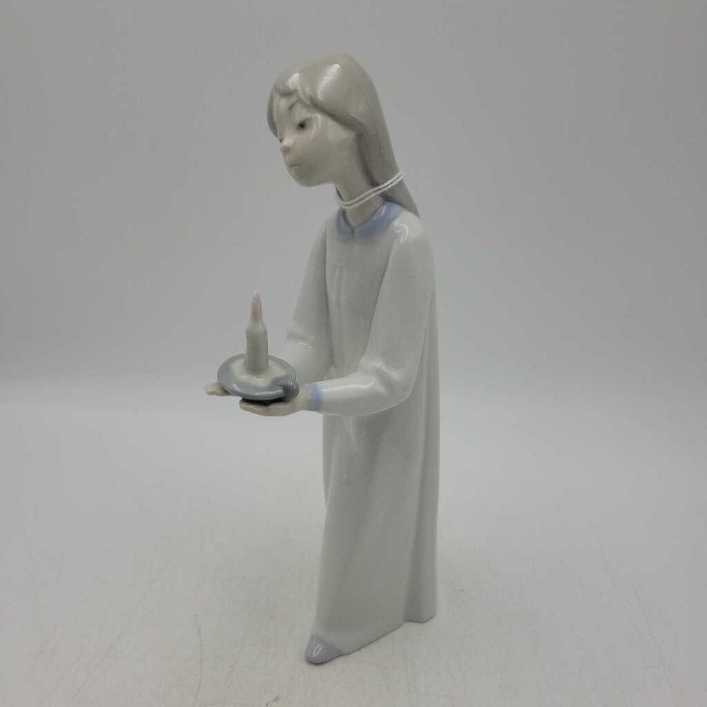 Lladro Girl With Candle (DEB)