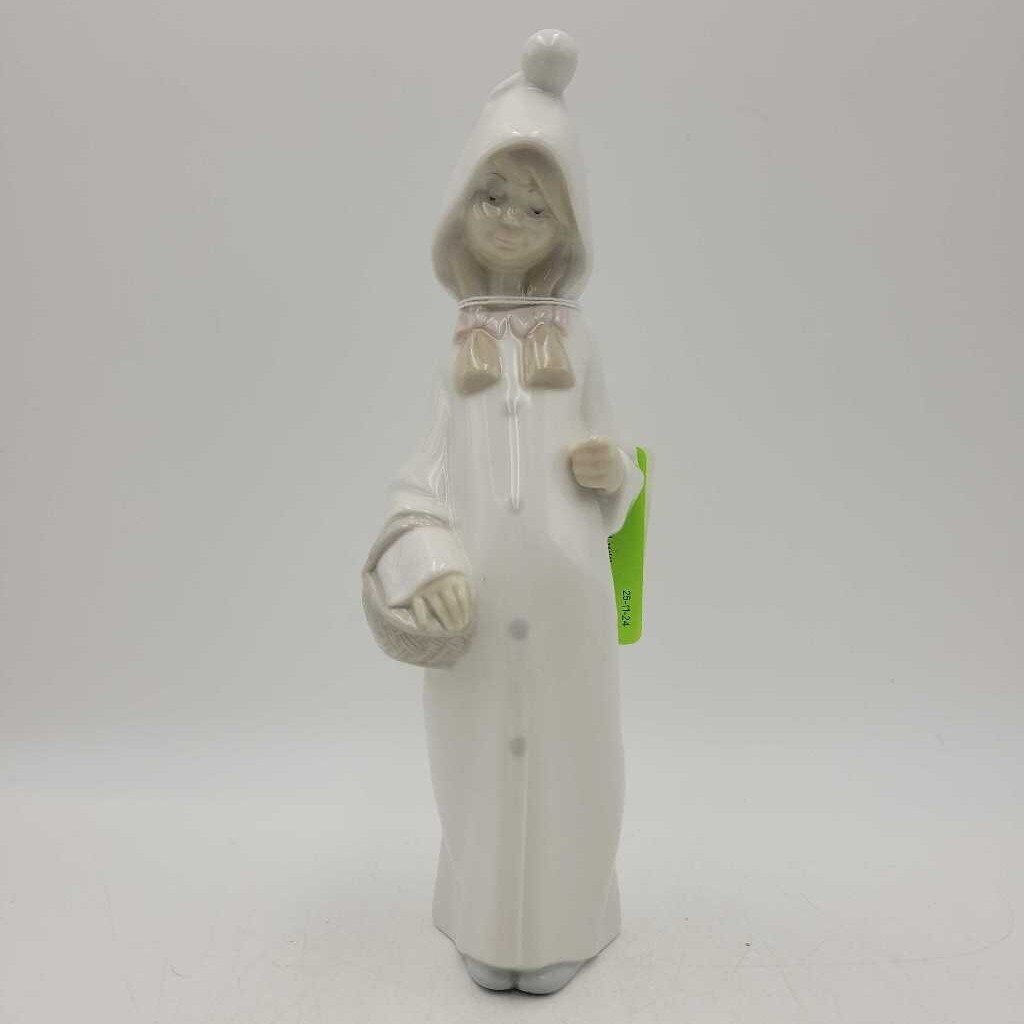 Lladro Girl with basket (DEB)