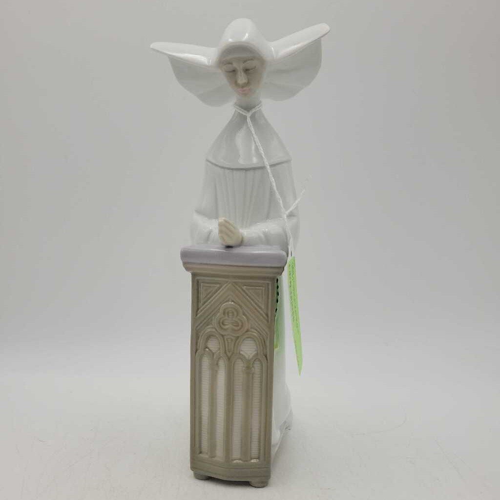 Lladro Praying Nun (DEB)