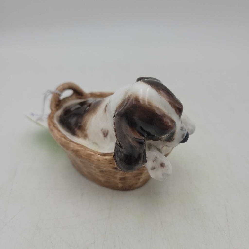 Royal Doulton "Cocker Spaniel Puppy In Basket" HN2585 (JL)