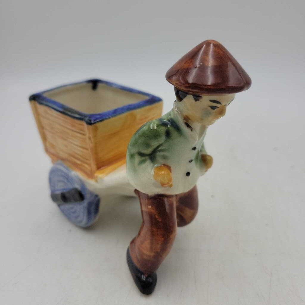 Occupied Japan OJ figur Man with cart planter e (JAS)