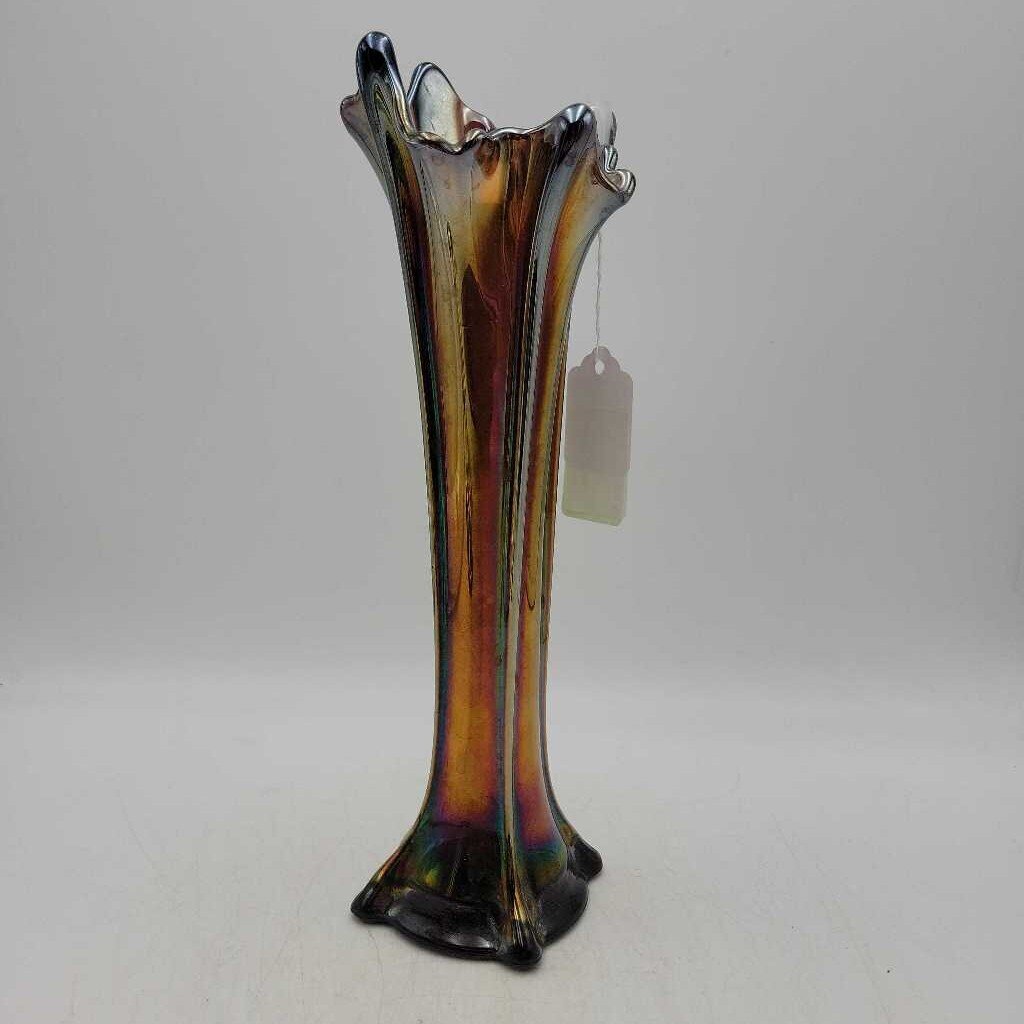Carnival glass vase (DEB)
