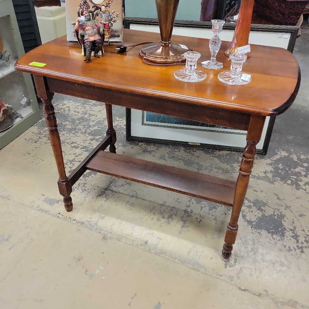 Walnut table/desk (YVO) (603)