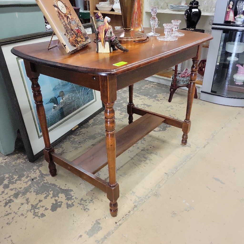 Walnut table/desk (YVO) (603)