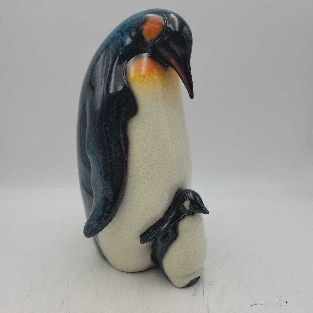 Penquin Mom with Chick Juliana Pottery (GEC)